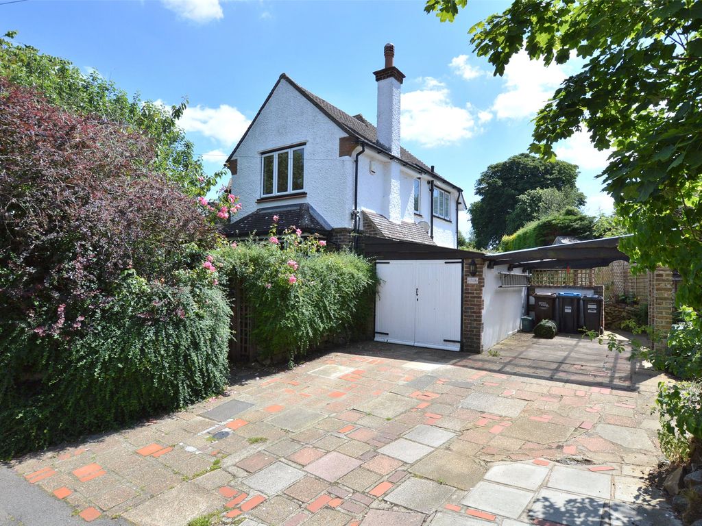 3 bed detached house for sale in Barfields, Bletchingley, Redhill