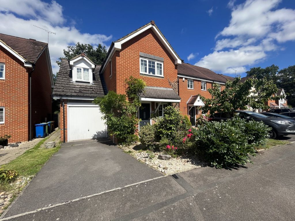3 bed detached house for sale in Weaver Moss, Sandhurst, Berkshire GU47