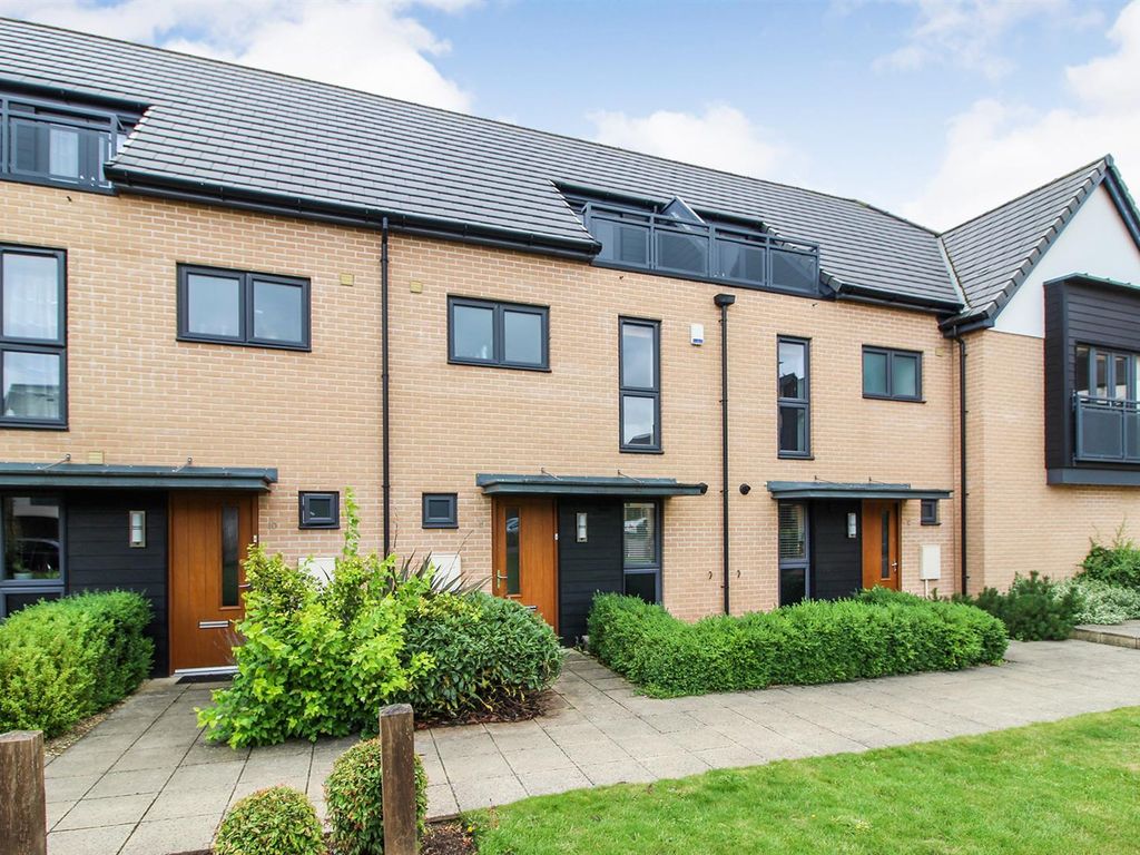 3 bed town house to rent in Neath Farm Court, Cambridge CB1, £2,100 pcm