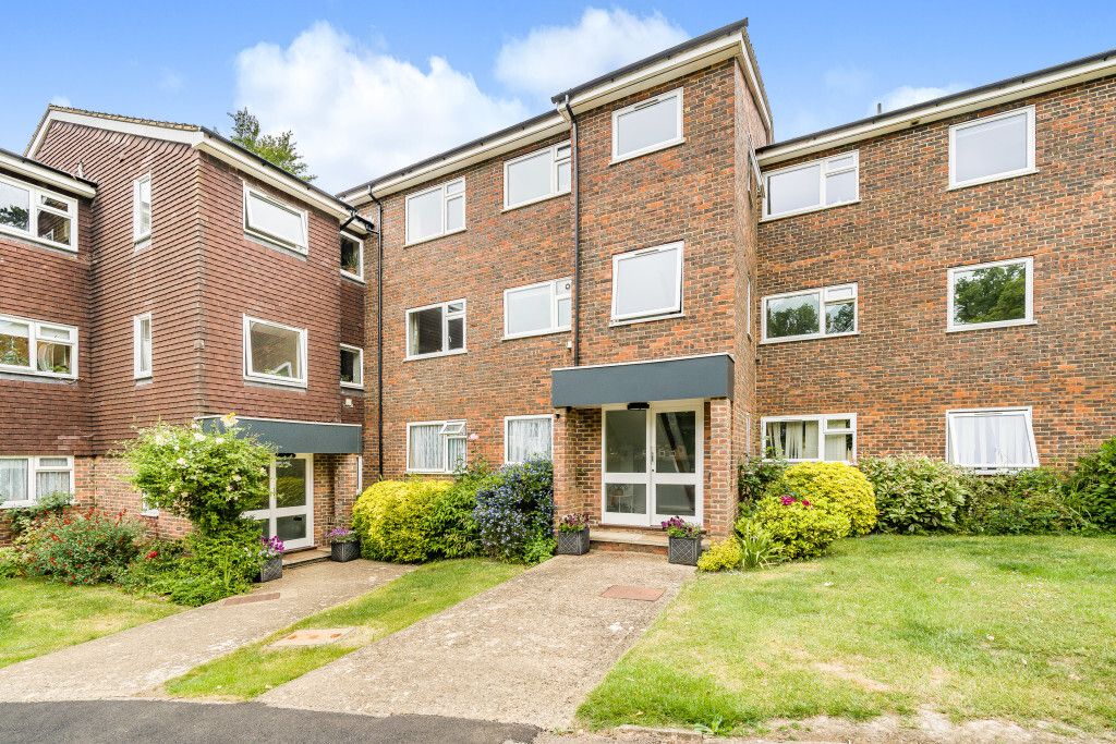 2 bed flat for sale in Cariad Court, Cleeve Road, Goring Reading