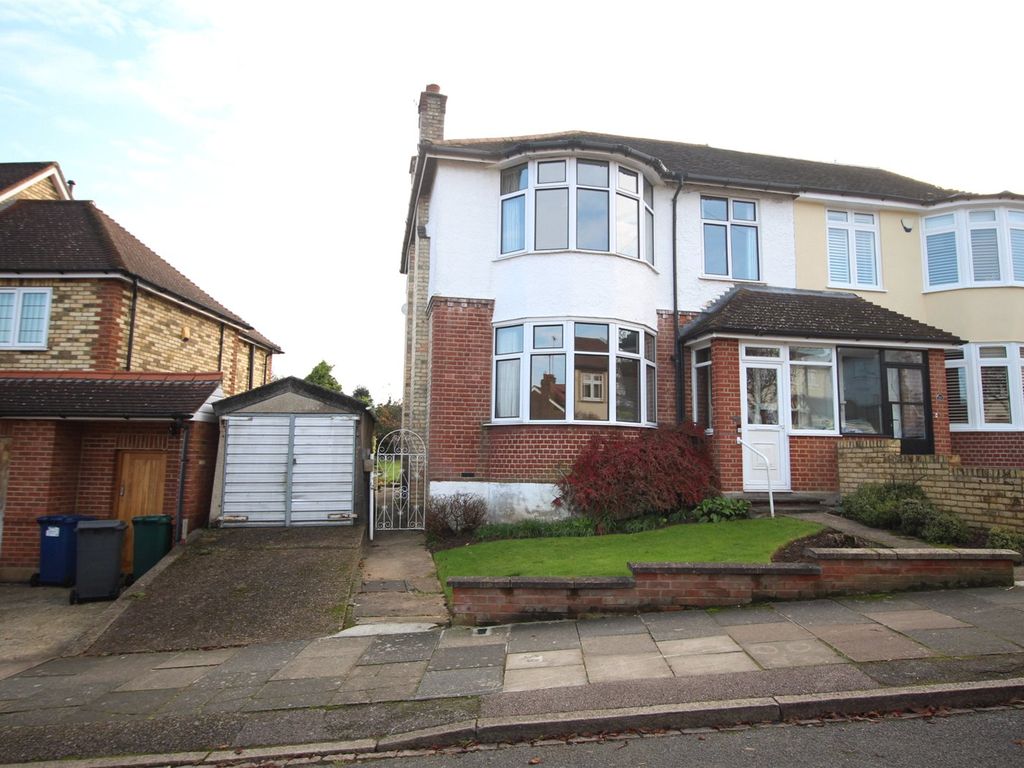 3 bed semidetached house for sale in Cedar Avenue, East EN4