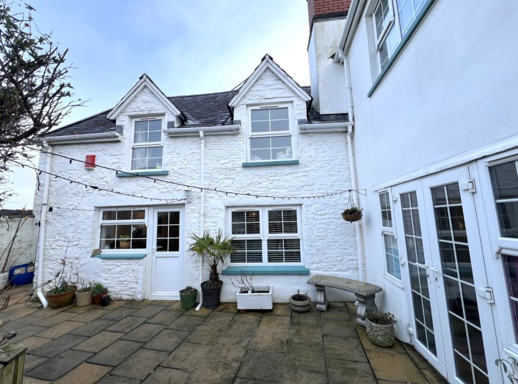4 bed linkdetached house for sale in Bay View Road, Bideford EX39, £