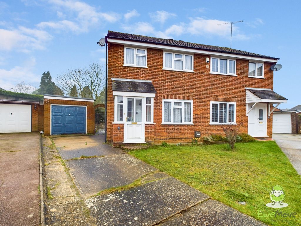 3 bed semidetached house for sale in Pippin Croft, Hempstead
