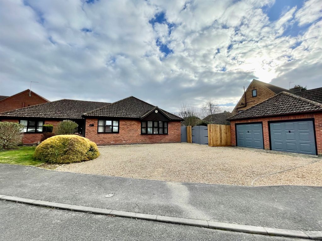 3 bed detached bungalow for sale in Chesham Drive, Baston, Peterborough
