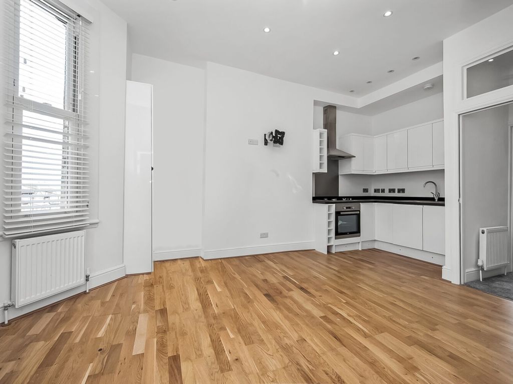 2 bed flat for sale in Woodland Road, Upper Norwood, London SE19, £