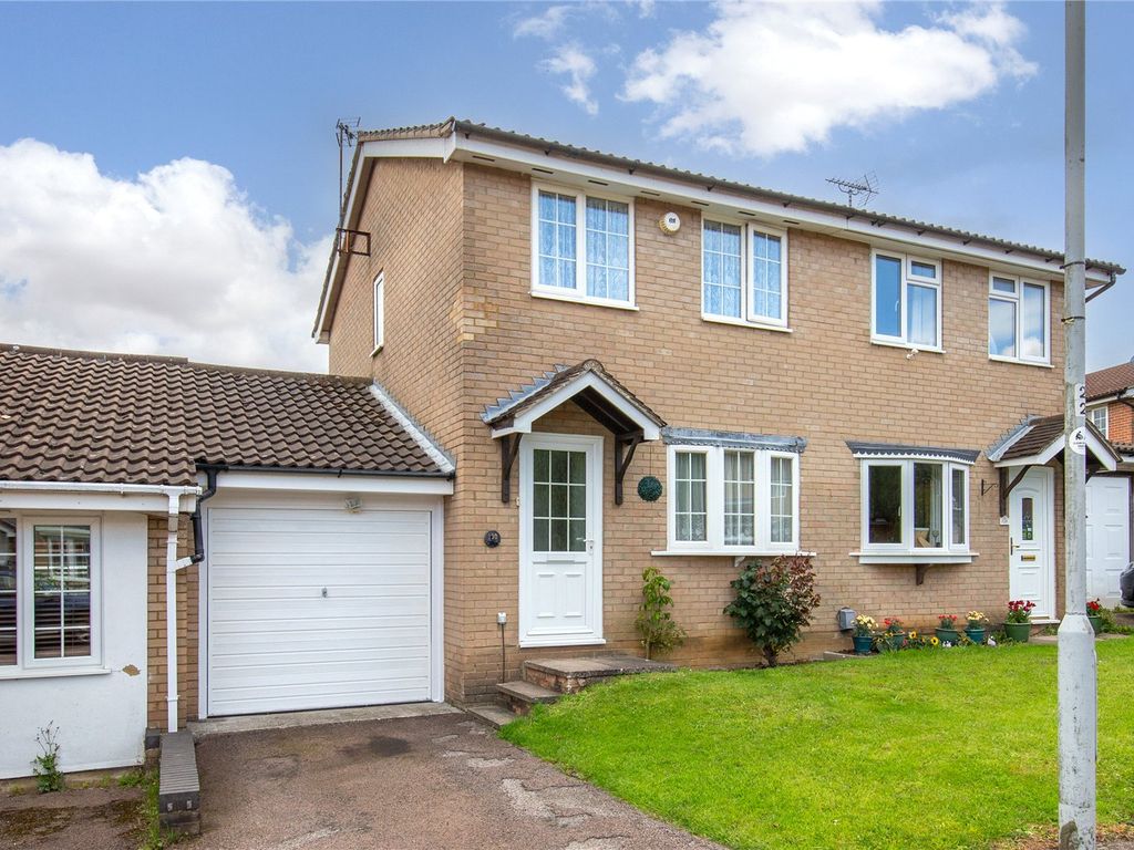 2 bed semidetached house for sale in Rochford Drive, Luton
