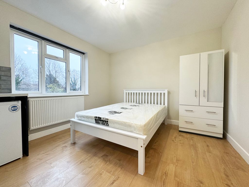 Studio to rent in Shelson Avenue, Feltham TW13, £800 pcm - Zoopla
