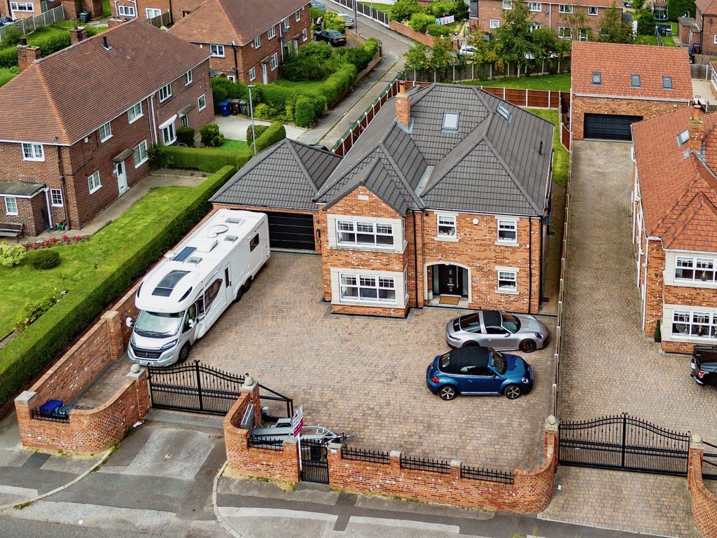 5 bed detached house for sale in Carr Head Lane, BoltonUponDearne