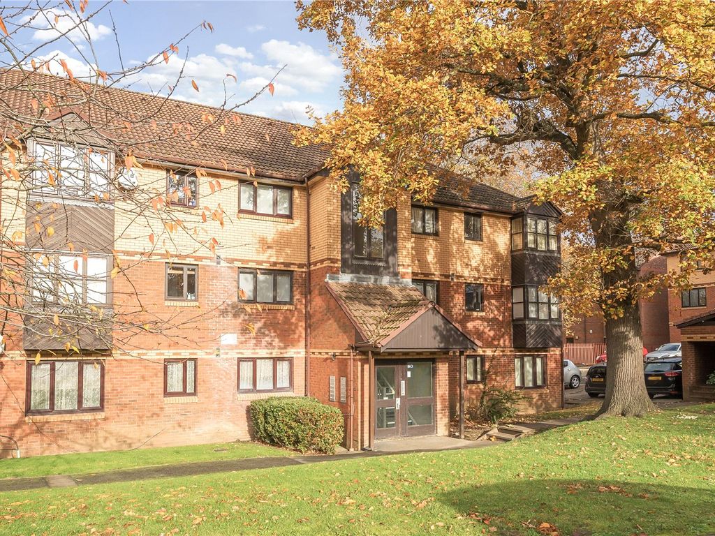 2 bed flat for sale in Medesenge Way, Palmers Green, London N13, £