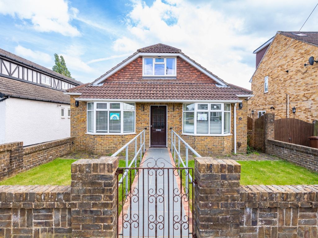 6 bed detached house for sale in Swain Road, Gillingham ME8, £600,000