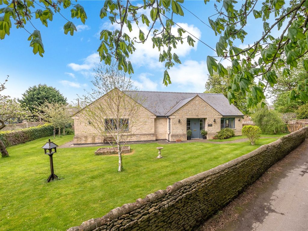 3 bed bungalow for sale in The Garth, Quarrington, Sleaford