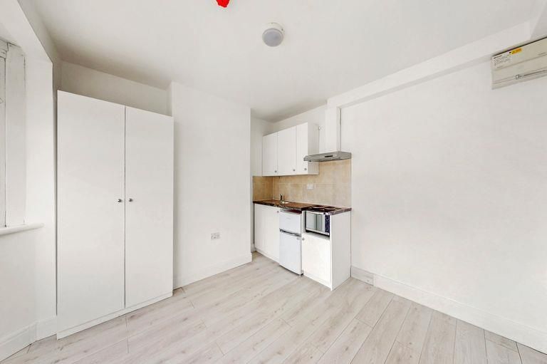 Studio to rent in Northolt Road, South Harrow, Harrow HA2, £950 pcm