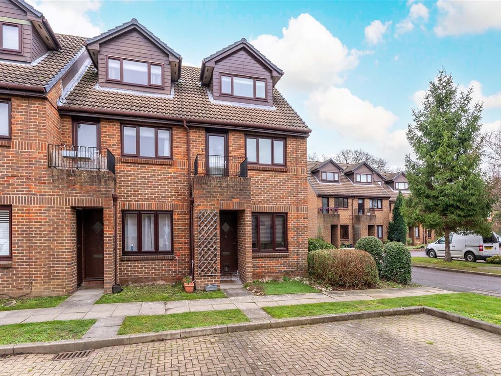 1 bed flat to rent in Benwell Court, SunburyOnThames TW16, £1,295 pcm