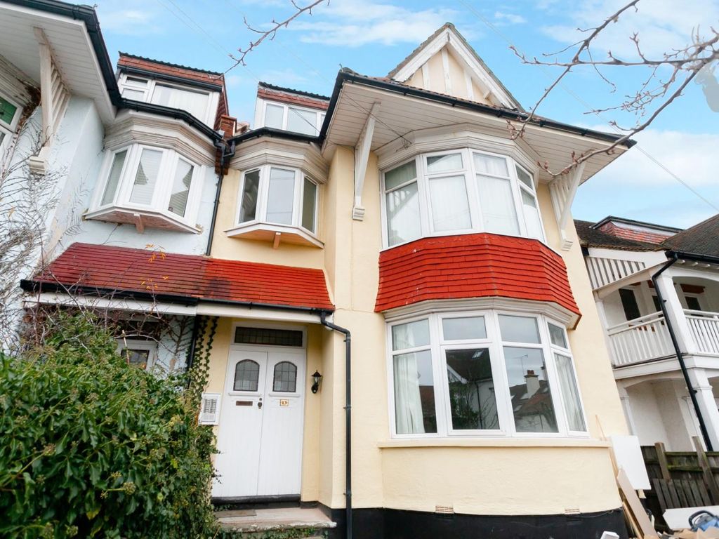 Room to rent in Hillside Crescent, LeighOnSea SS9 Zoopla
