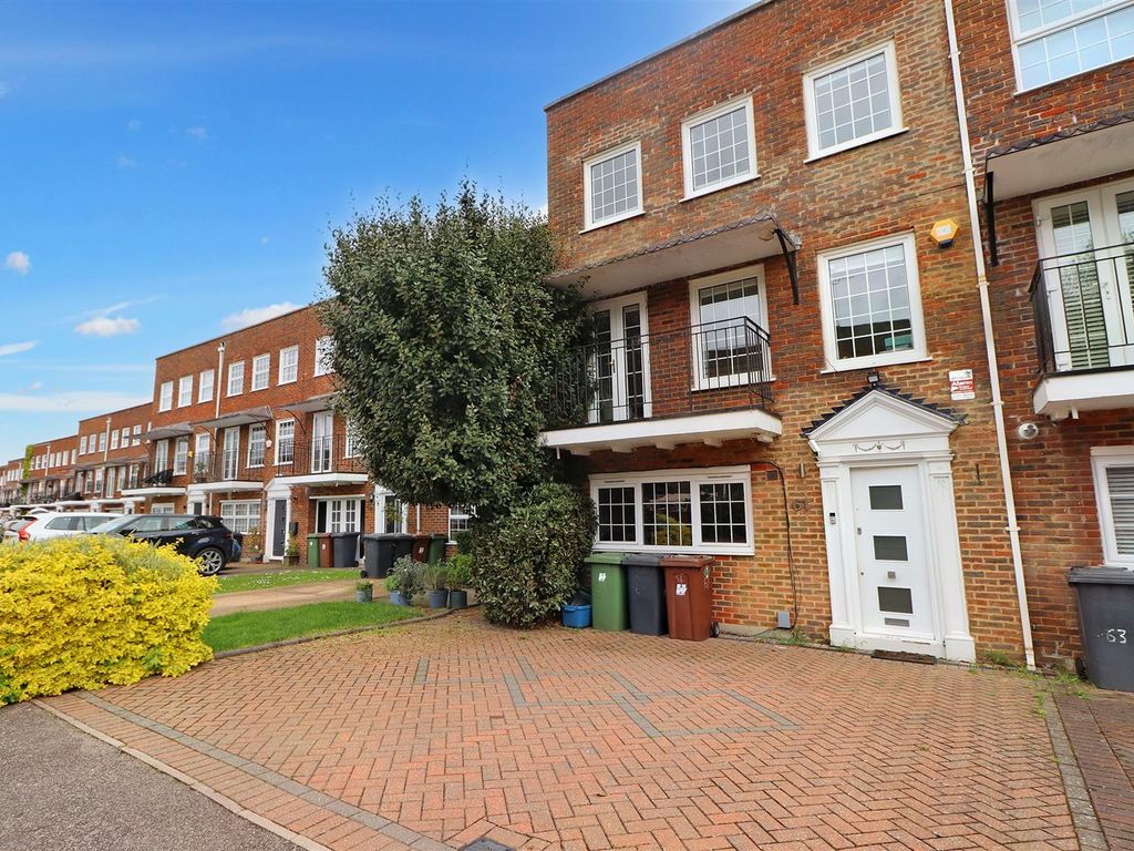 4 bed end terrace house for sale in Cavendish Crescent, Elstree