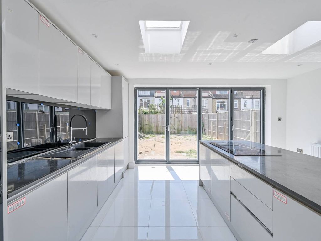 4 bed terraced house for sale in Park Avenue, Mitcham CR4 Zoopla