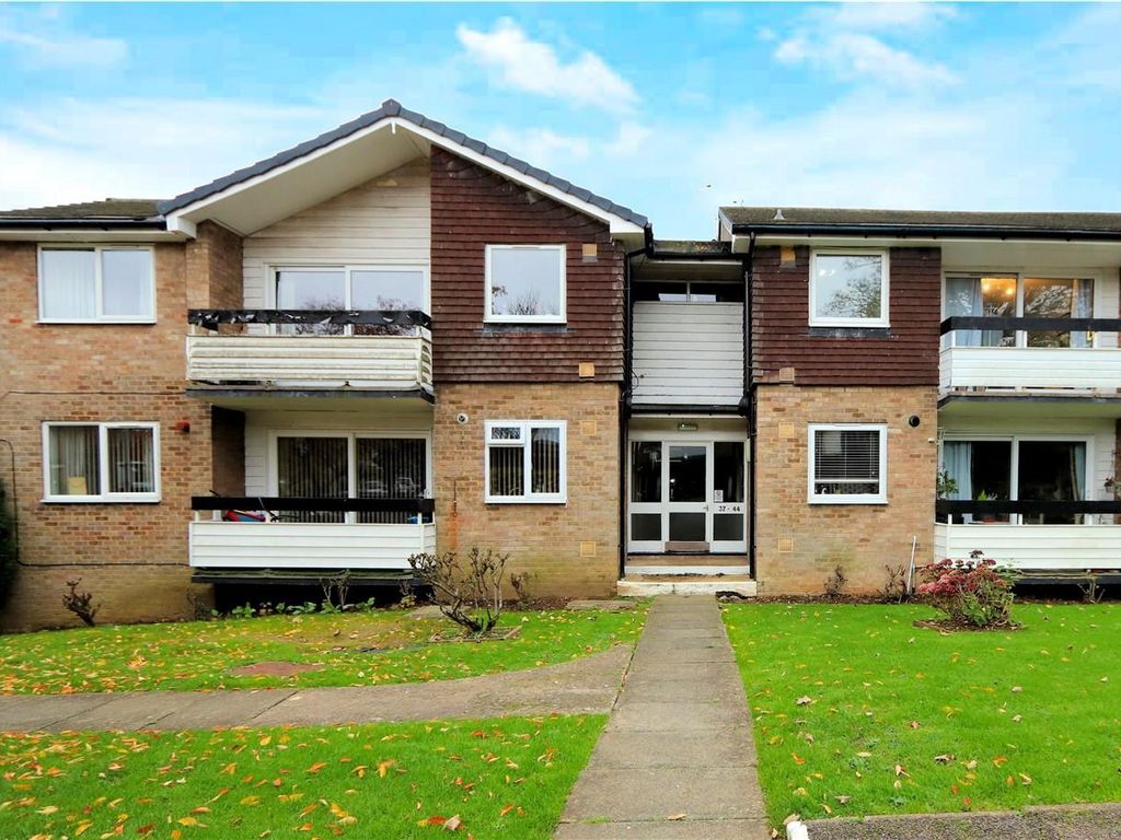1 bed flat for sale in Cedar Court, Station Road, Epping CM16, £300,000