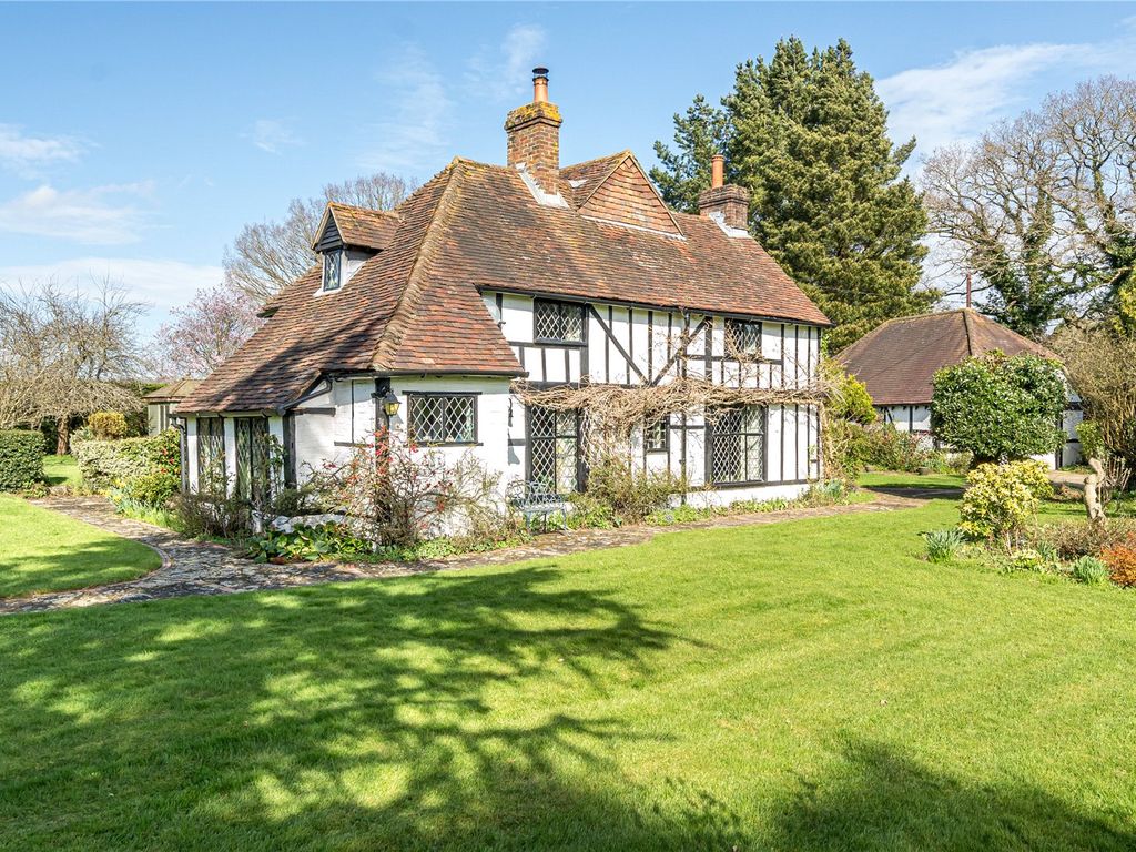 3 bed detached house for sale in Kings Mill Lane, South Nutfield RH1, £