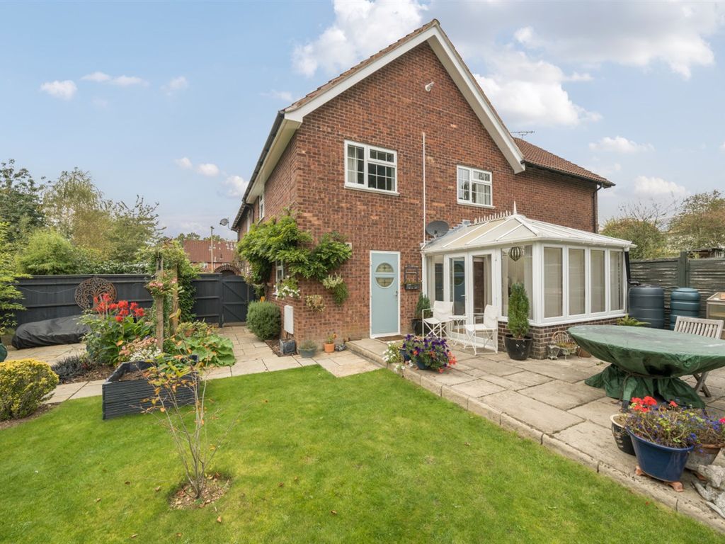 3 bed semidetached house for sale in 6 Durrants Gardens, Rowland's