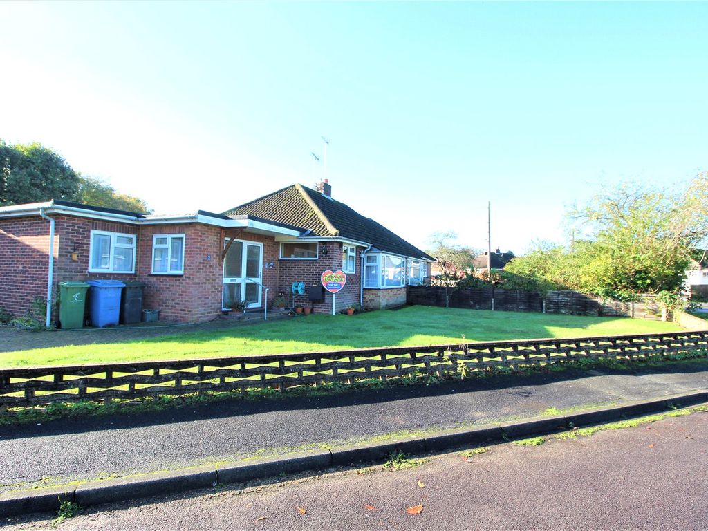 3 bed bungalow for sale in Westbury Gardens, Fleet, Hampshire GU51 Zoopla