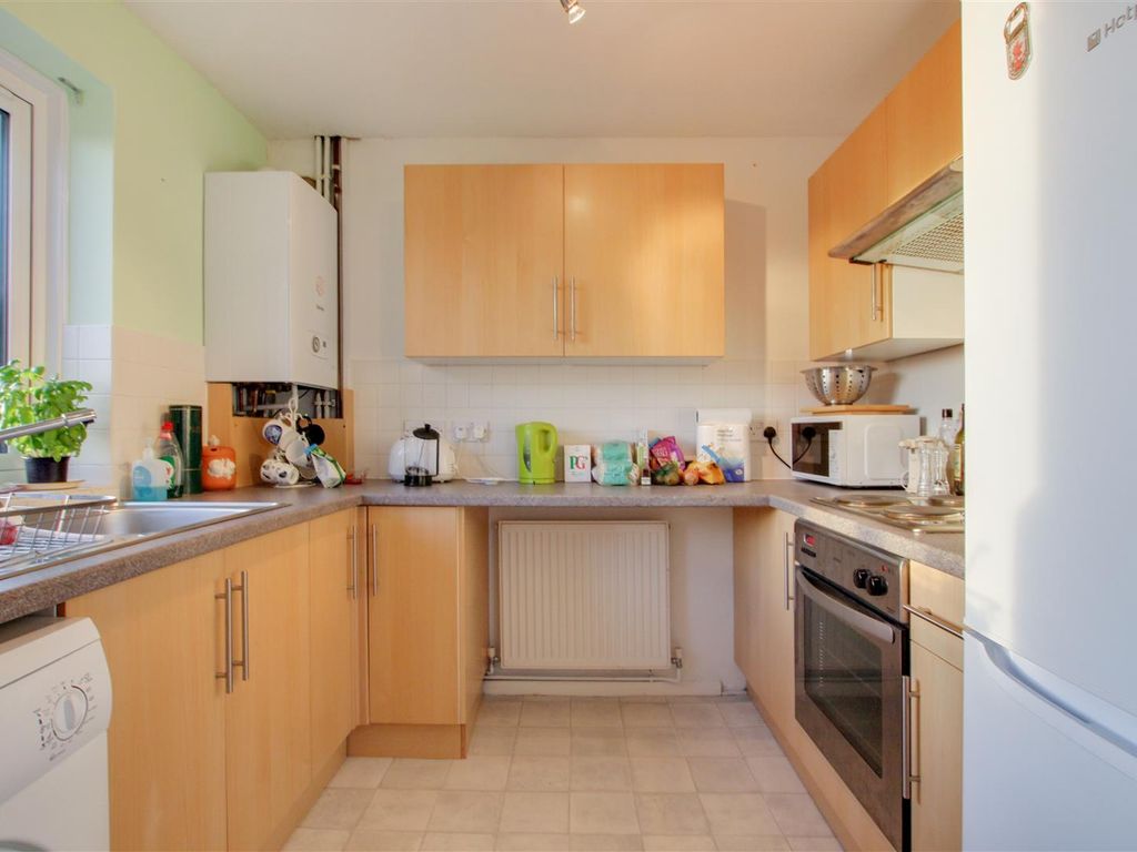 2 bed flat to rent in Royal Road, Burgess Hill, West Sussex RH15