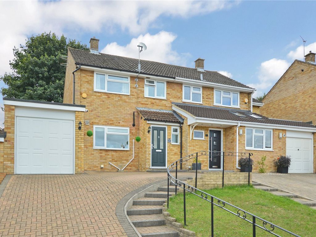 3 bed semidetached house for sale in Derwent Drive, Dunstable