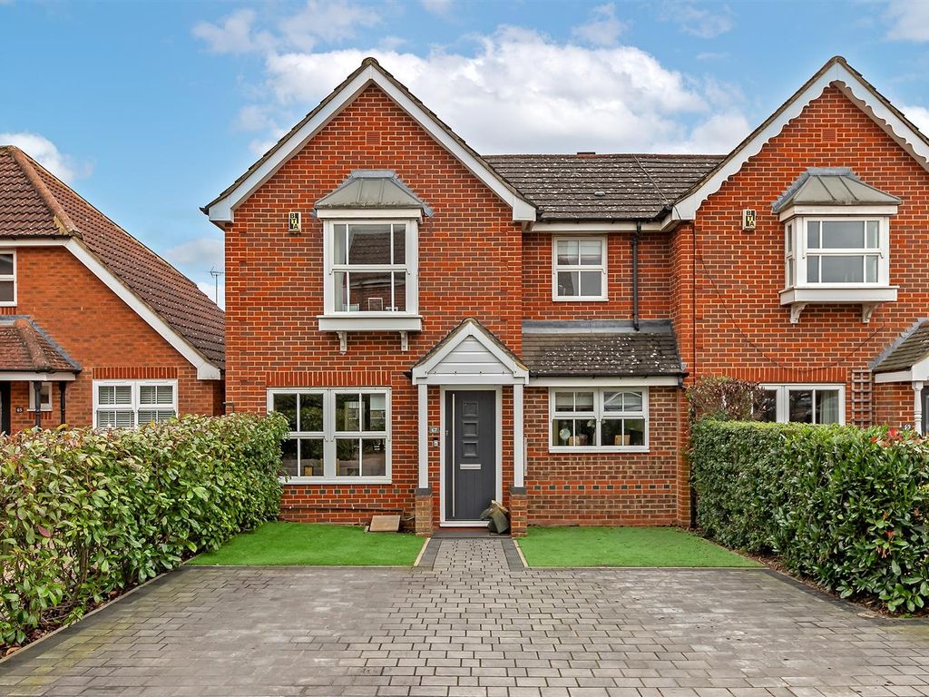 3 bed end terrace house for sale in Longacres, St.Albans AL4, £725,000