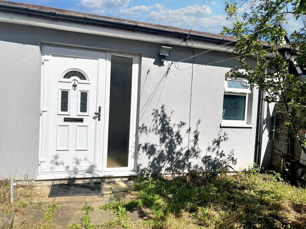 1 bed flat to rent in Beaumont Road, Slough SL2, £1,000 pcm Zoopla