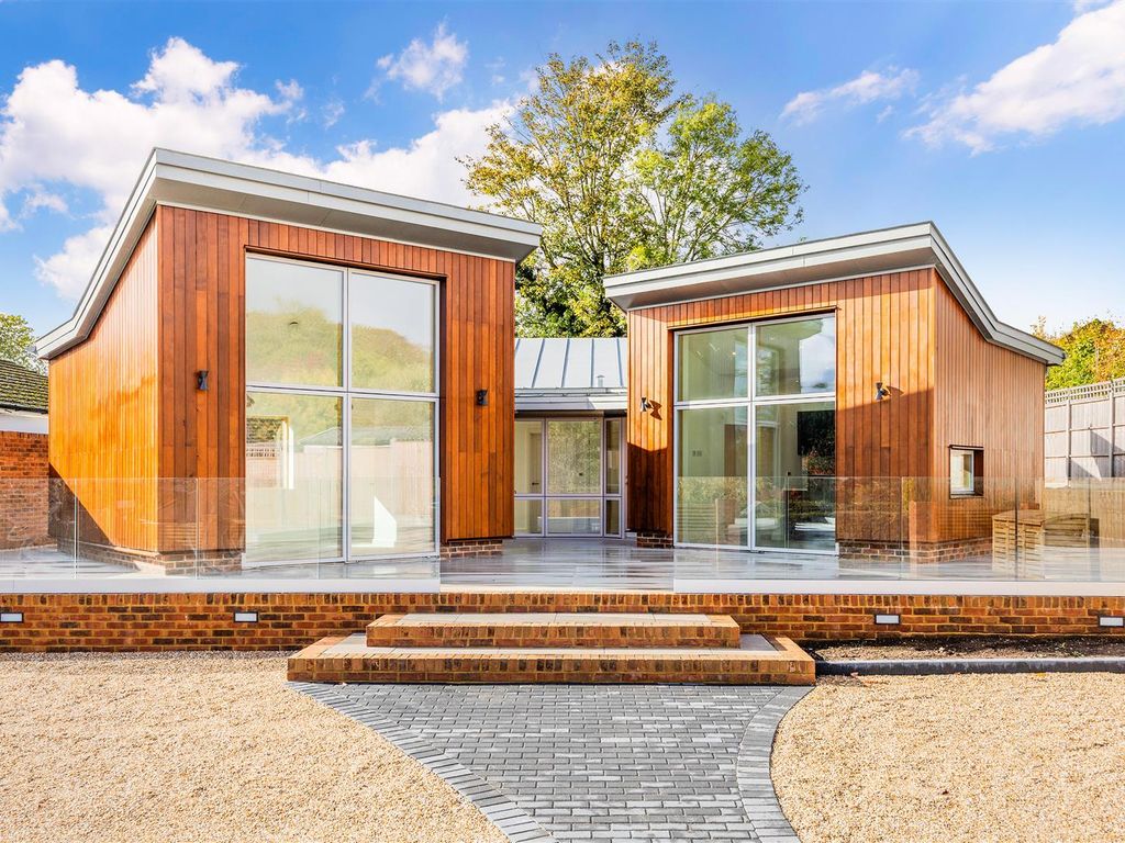 3 bed detached house for sale in South Drive, Banstead SM7, £950,000