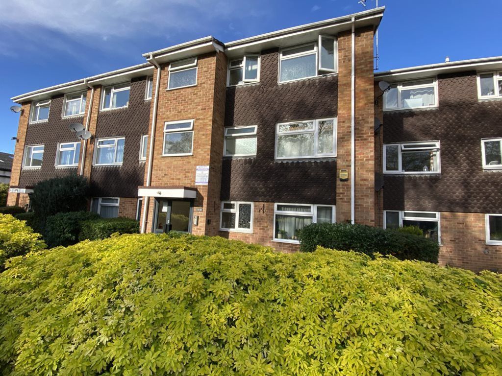 1 bed flat to rent in Suffolk Close, Burnham, Slough SL1, £1,000 pcm