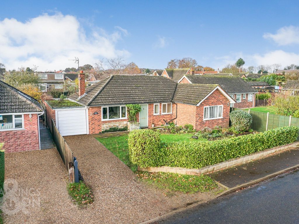 3 bed detached bungalow for sale in Salhouse Road, Little Plumstead