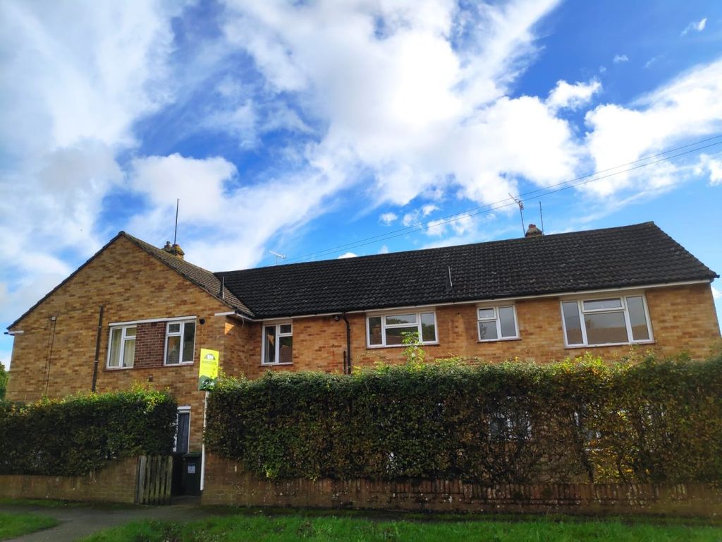 2 bed flat to rent in Tilers Way, Reigate RH2, £1,350 pcm Zoopla