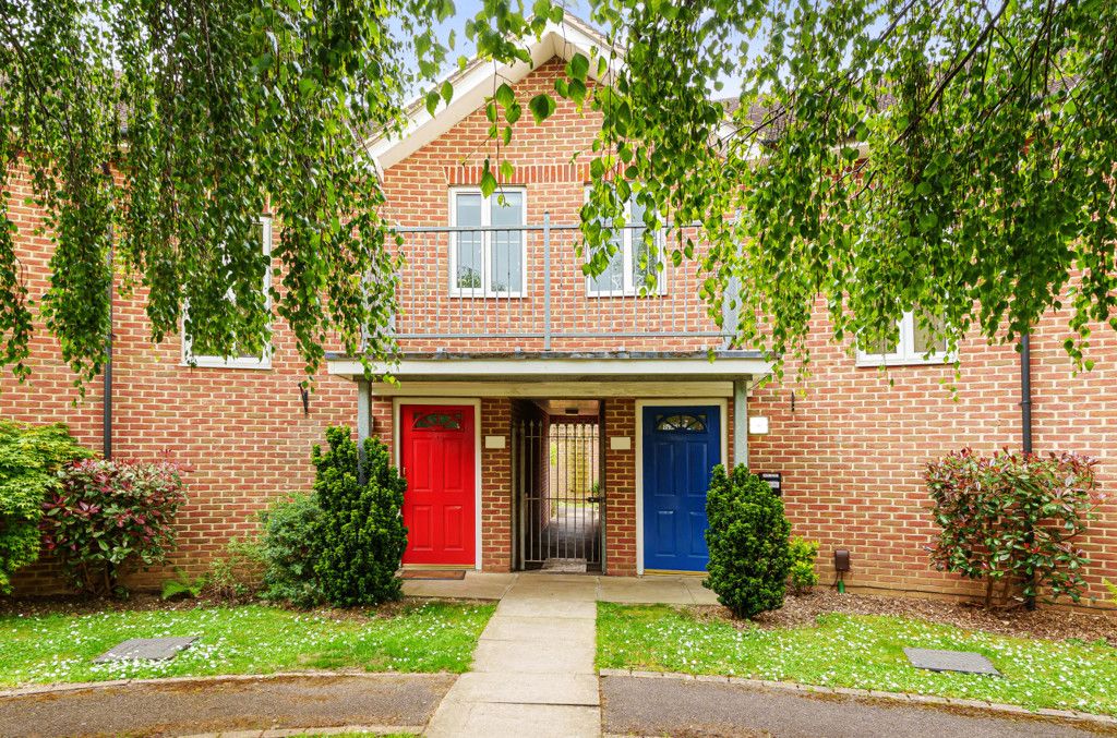 2 bed for sale in Knightscote Close, Harefield, Middlesex