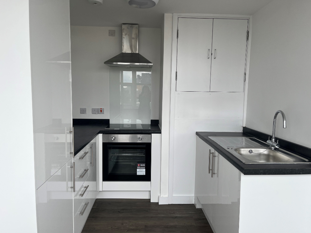 2 bed flat to rent in Oldham Road, Manchester M40, £1,100 pcm Zoopla