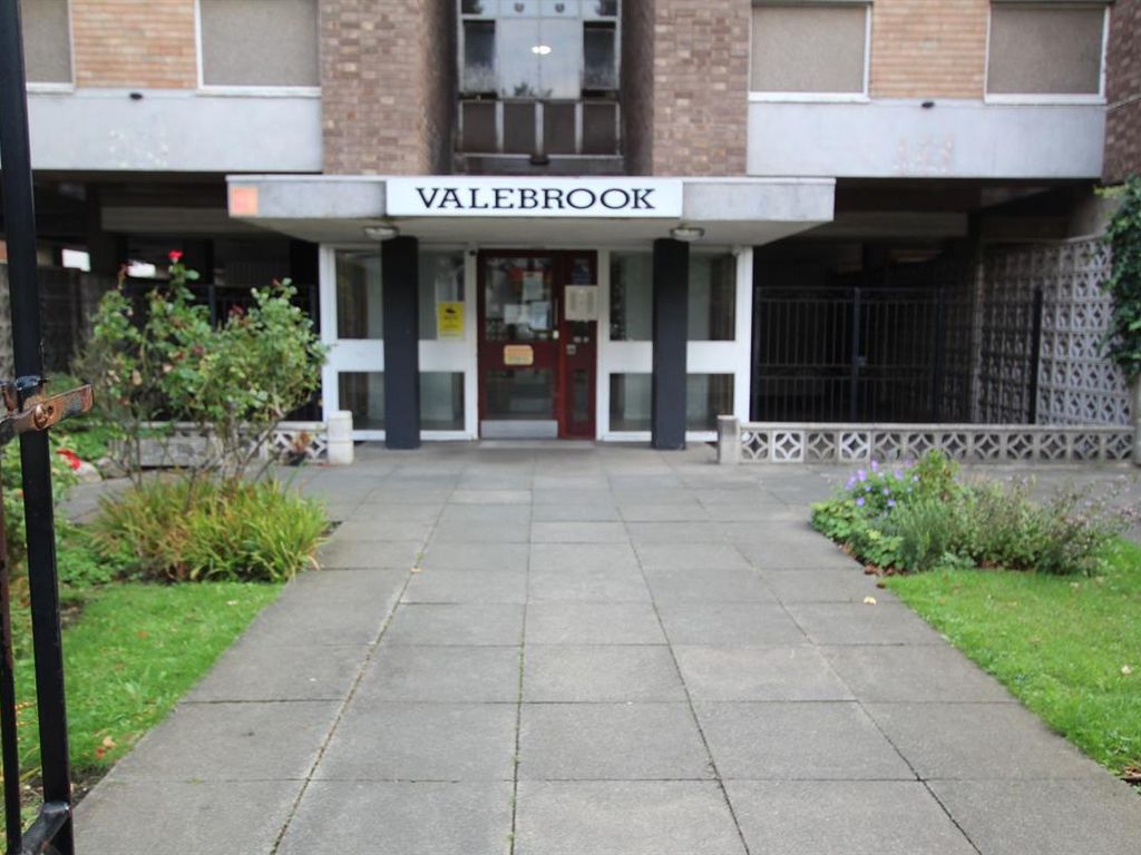 2 bed flat for sale in B, Valebrook, Park Avenue, Ilford IG1 Zoopla