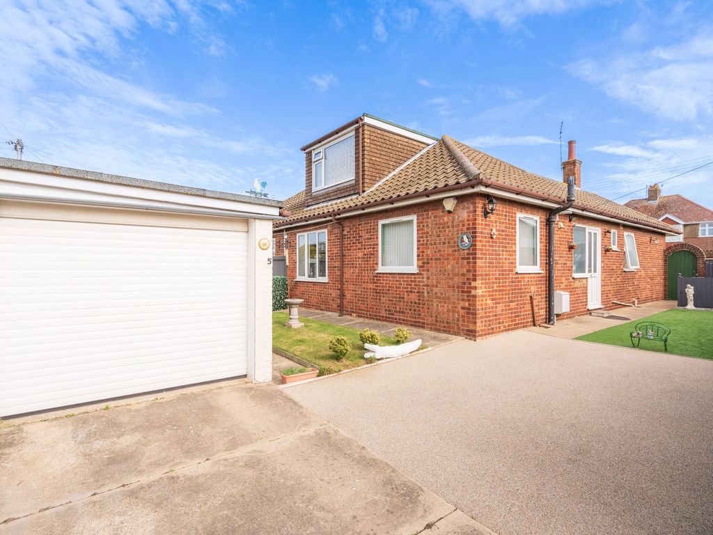 4 bed property for sale in Midland Close, CaisterOnSea NR30, £260,000