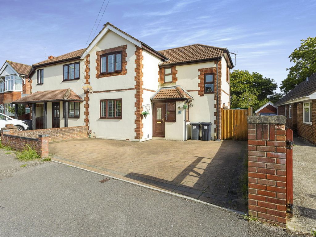 3 bed semidetached house for sale in Summerhill Road, Waterlooville