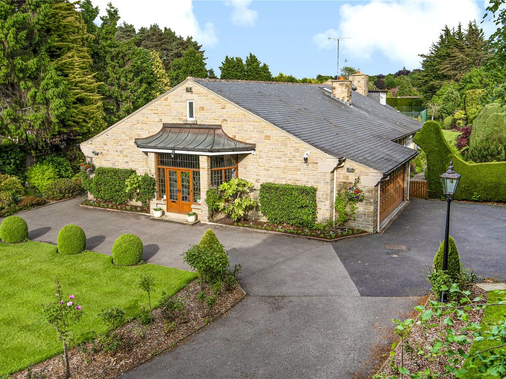 4 bed detached house for sale in Woodley Close, Harrogate Road