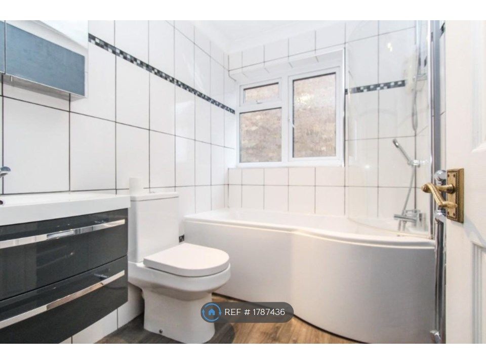 2 bed flat to rent in Market Avenue, Wickford SS12, £1,300 pcm Zoopla