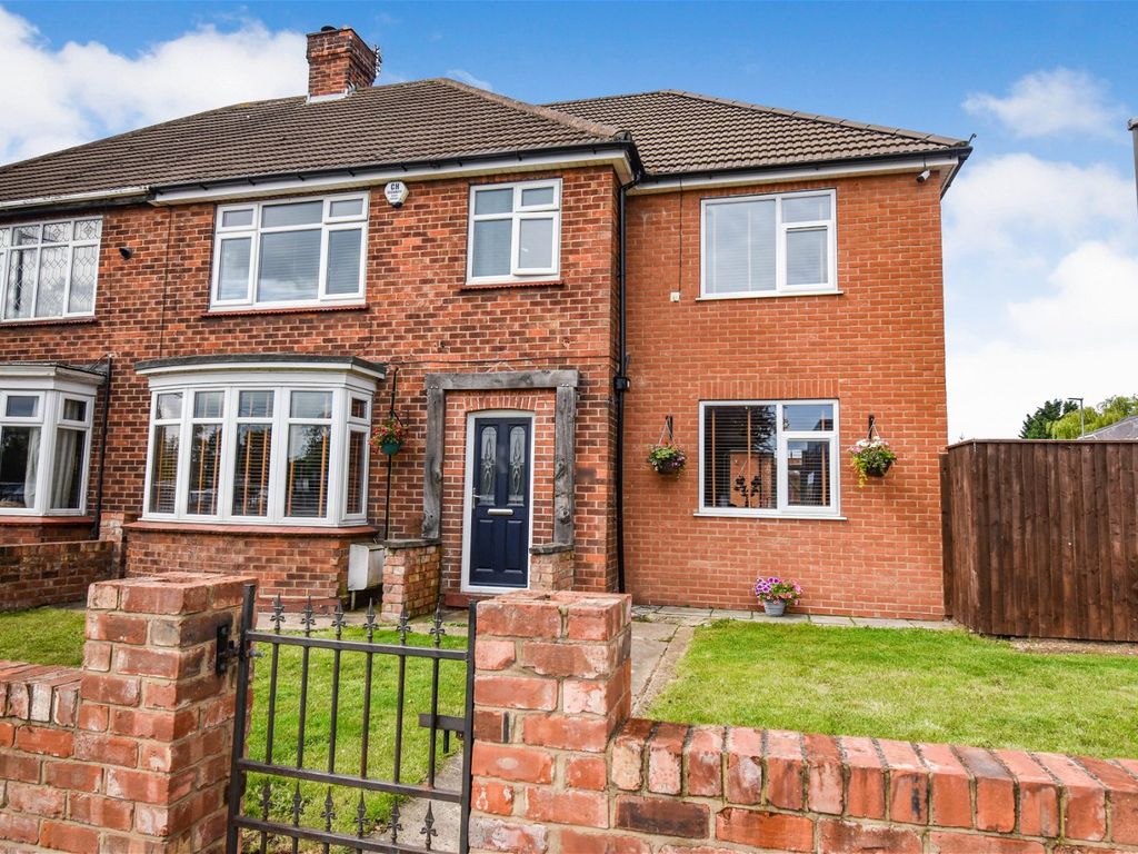 5 bed semidetached house for sale in Chelmsford Avenue, Grimsby DN34