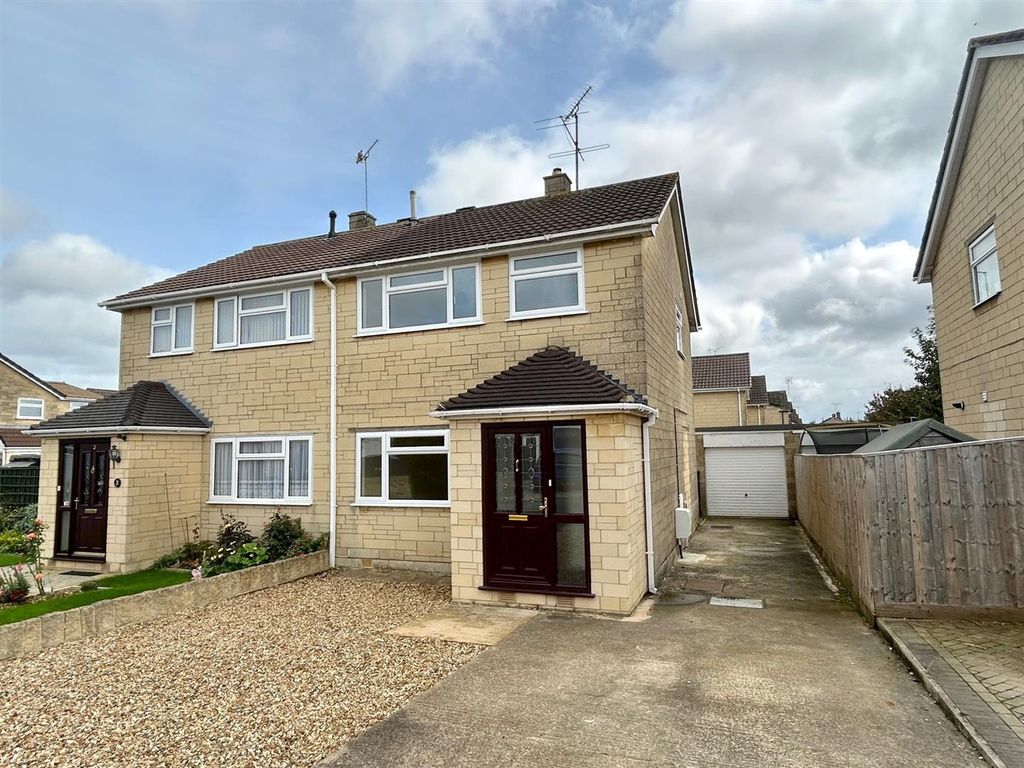 3 bed semidetached house for sale in Minster Way, Chippenham SN14, £