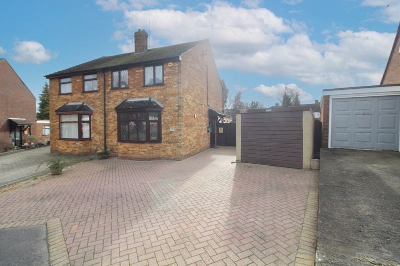 3 bed semidetached house for sale in Macaulay Road, Luton LU4, £