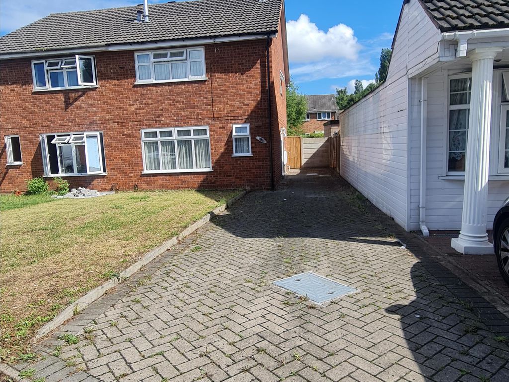 3 bed property to rent in Farndale Avenue, Wolverhampton WV6 Zoopla