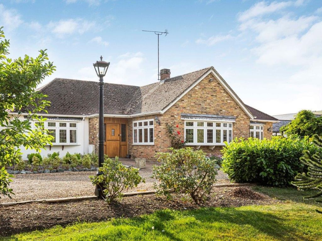 4 bed detached bungalow for sale in 105 Dunstable Road, Redbourn
