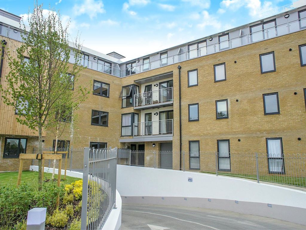 1 bed flat to rent in Smeaton Court, Hertford SG13, £1,250 pcm Zoopla