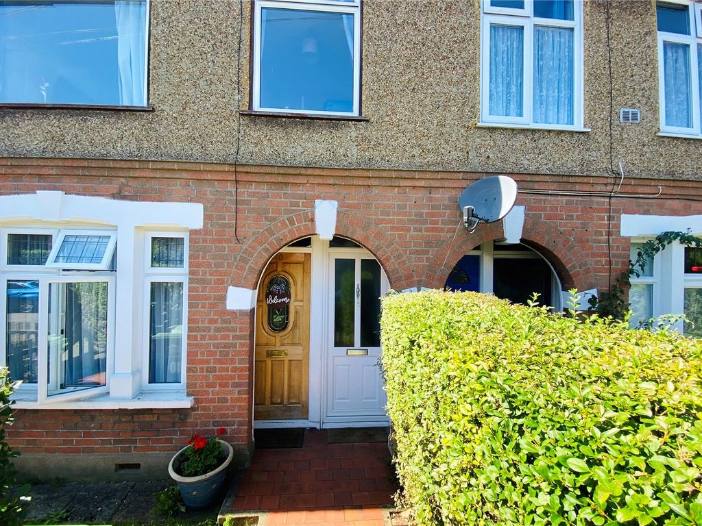 2 bed for sale in Penton Avenue, StainesUponThames, Surrey