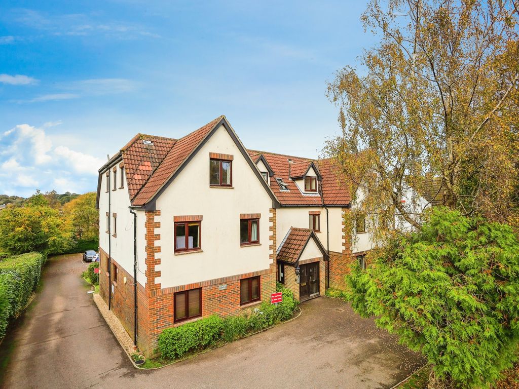 2 bed flat for sale in Hailsham Road, Heathfield, East Sussex TN21, £