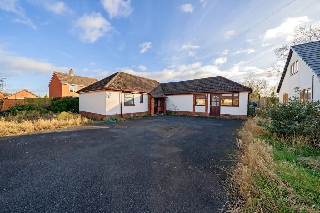 3 bed detached bungalow for sale in Kington, Herefordshire HR5, £