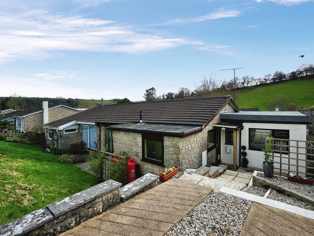 4 bed semidetached bungalow for sale in Bourchier Close, Bampton