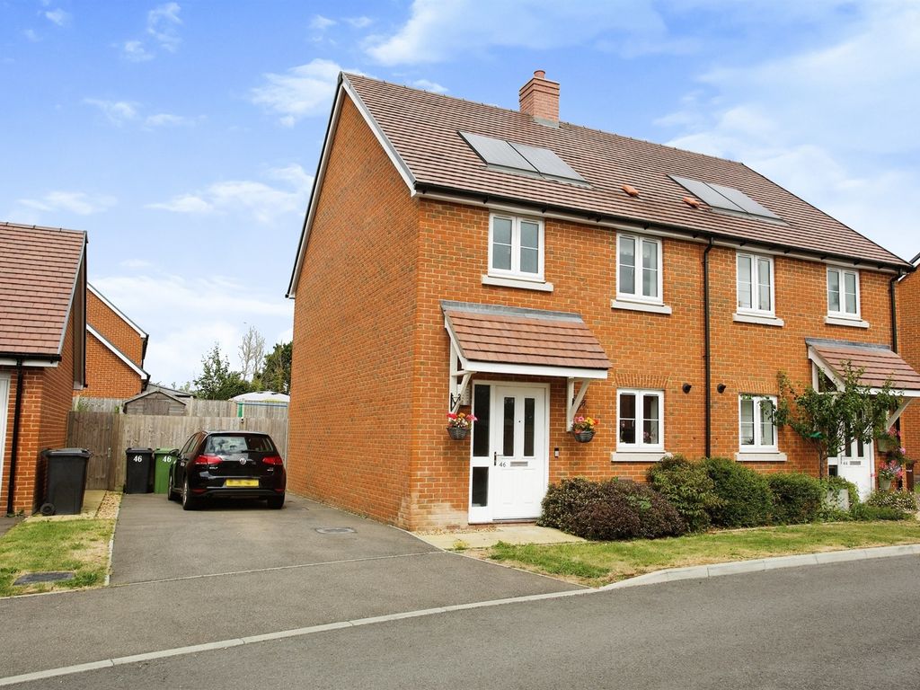3 bed semidetached house for sale in Sandy Hill Close, Waltham Chase